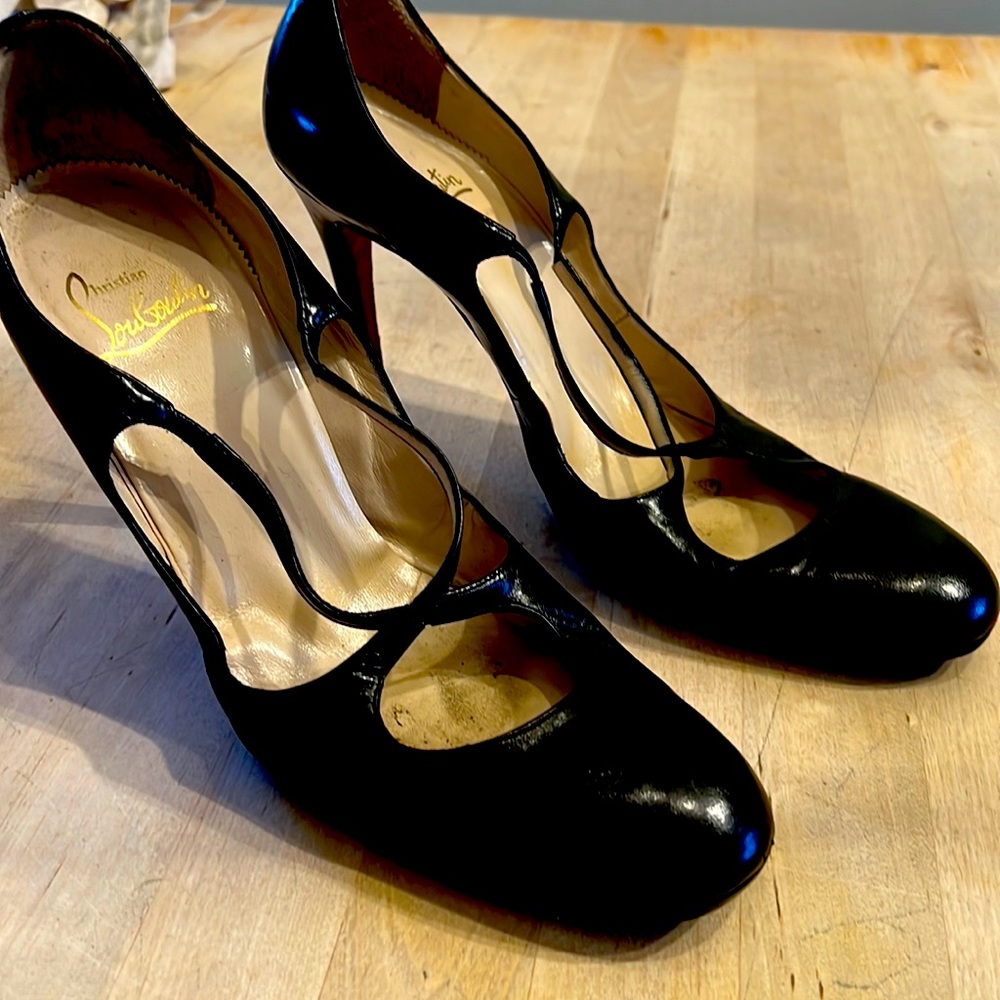 Are CristianLouboutin black hells shoes